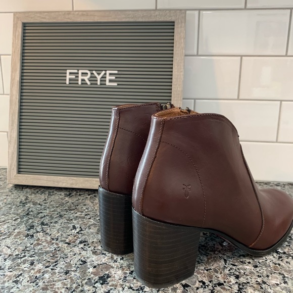 FRYE Nora Zip Short Leather Bootie Size 9 - Picture 3 of 6
